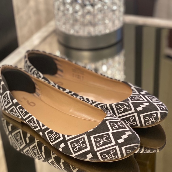 Black & White Geometric Tribal Print Ballet Flats - Picture 1 of 9